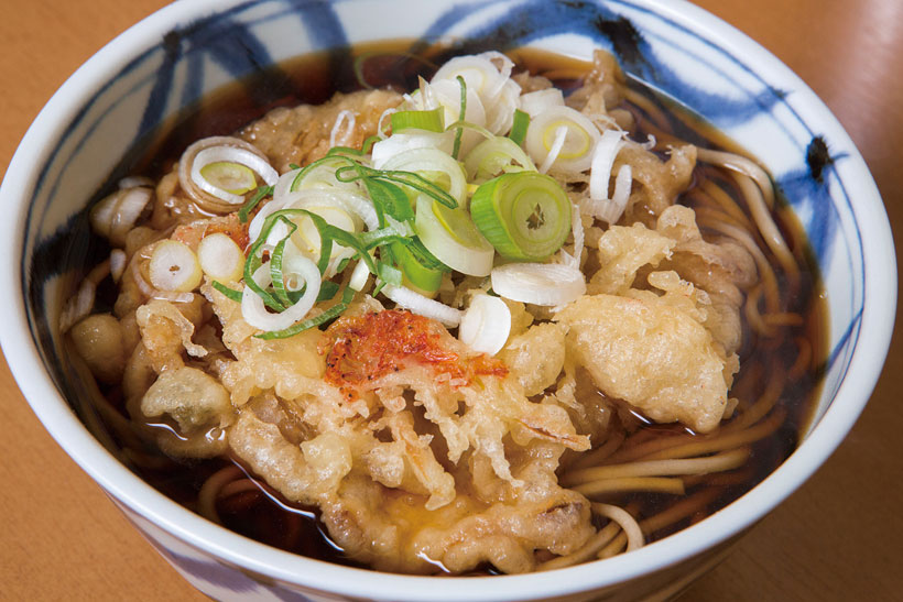 ↑天ぷらそば(340円)。衣が溶けかけた天ぷらと、そばもろとも すするつゆの味が絶妙! なんとも表現 しにくいが、体験してみてわかる味だ
