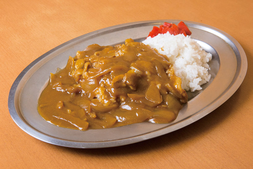 ↑カレーライス(360円)。だしのうまみとスパイスの香りが効いた和風味のカレ ーライス。玉ねぎと豚肉を入れて一晩寝かせ、翌日さら にだしでルーを延ばす