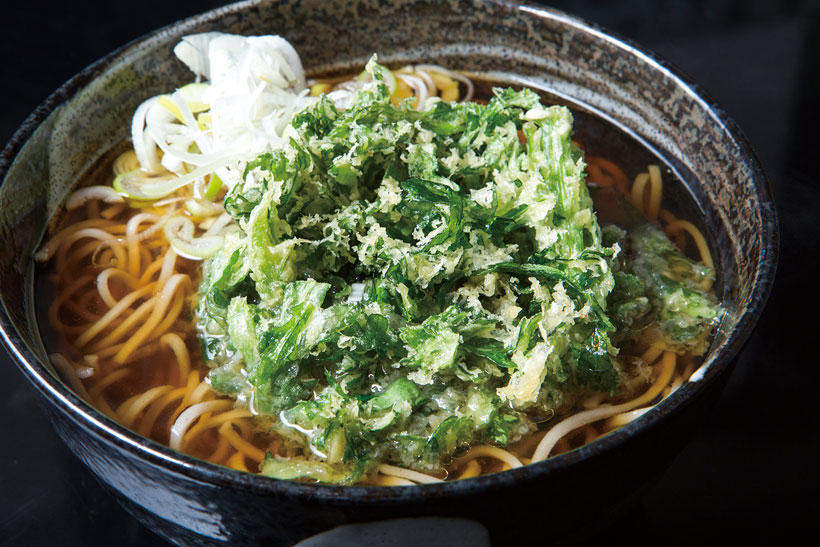 ↑春菊天そば(430円)。衣少なめで春菊の緑が鮮やか。食べる と爽やかな香りが広がる。つゆで解け た部分をズズッといってもまたうまし