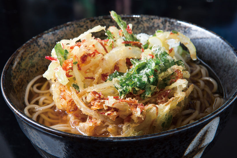 ↑天ぷらそば(400円)。一番人気のかき揚げは、玉ねぎ、にんじん、小えび、 いかの細切り入り。厚みがあってサクサクの食感だ