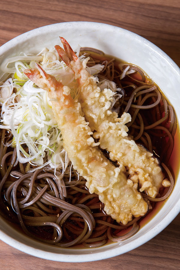 ↑海老天掛けそば(800円)。サクッと揚げられた大き なえび天が2本も入って 豪華