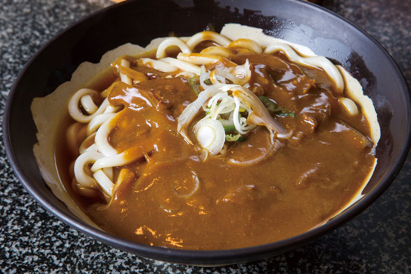 ↑カレーうどん(320円)。カレールーの味はごくオーソドックスだが、これが同 店のつゆと混じると、なんとも言えないうまさに変化。 中太麺にルーが絡む