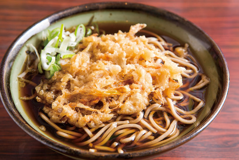 【立ち食いそば】しょうゆが効いた漆黒つゆがキリリとウマい! サクサク天ぷら、鶏ガラカレーも絶品の梅島「雪国」
