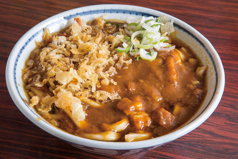 ↑カレーうどん(400円)。スパイスの風味、鶏ガラのコクがそばつゆと相まって クセになるおいしさ。揚げ玉(40円)をトッピングする とさらにうまみアップ