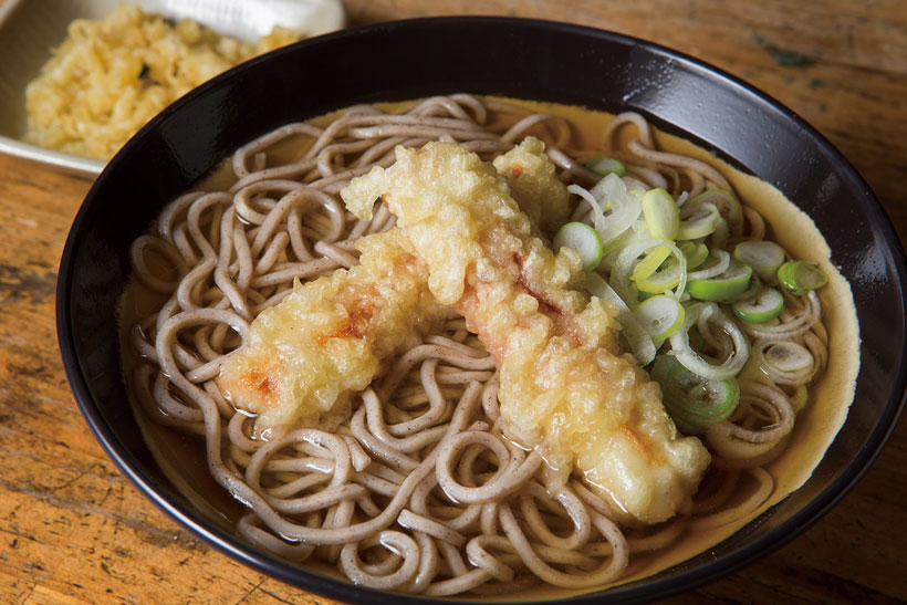 ↑ちくわ天そば(関西つゆ)(400円)。関西つゆは色は薄いが味は濃厚。ちくわの歯ごたえも 心地いい。別皿で出される揚げ玉を加えてサクサク感を プラス
