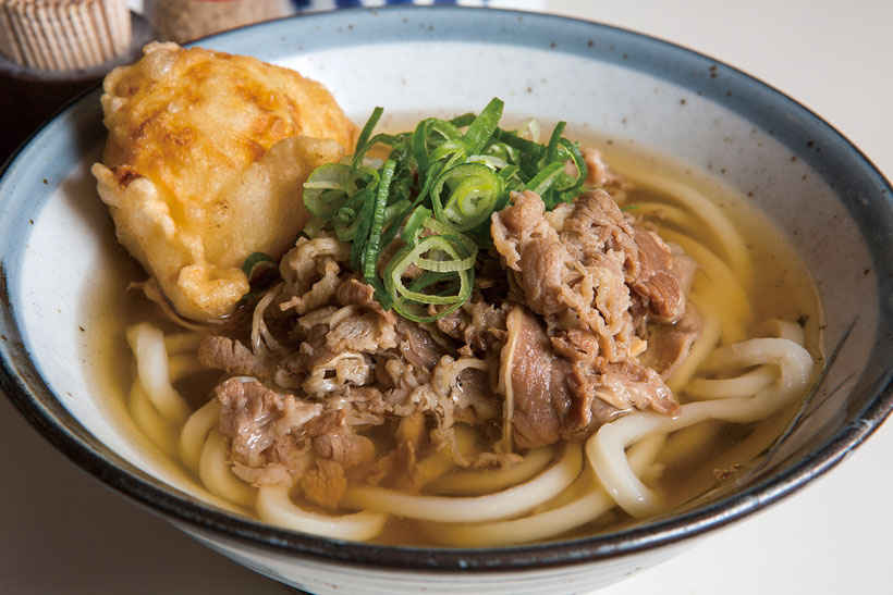 ↑肉うどん+たまご天(580円+100円)。.肉うどんは最近登場したメニュー。牛肉から出るエキスがだし汁に溶け込んで、うどんがさらに うまくなる。黄身トロトロの玉子の天ぷらも激ウマ!