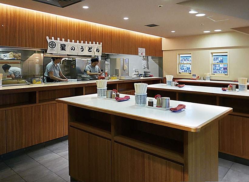 ↑店内は完全立ち食い制。朝の8時半まで とお昼にはここが満席に
