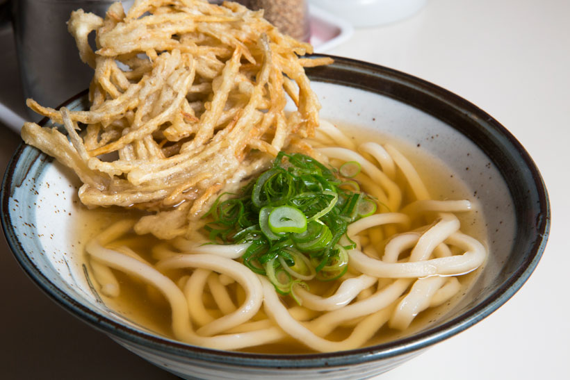 ↑ごぼう天うどん(390円)。ささがきにしたごぼうをかき 揚げに。ごぼうのシャクシャ ク食感を味わいつつうどんを すすれば、深い満足感