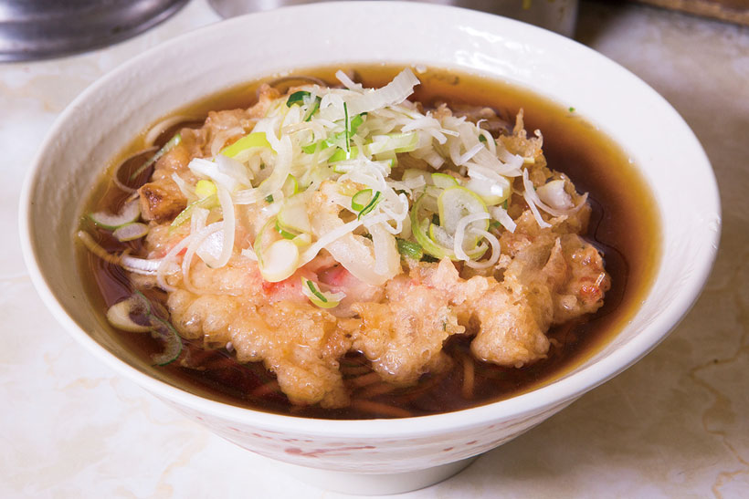 ↑天ぷらそば(390円)。かき揚げの中身は玉ねぎ、春菊、にんじん、干しエビ。揚げ置きながら、サクサクした食感でうまい。つゆを吸ってもまたうまい!