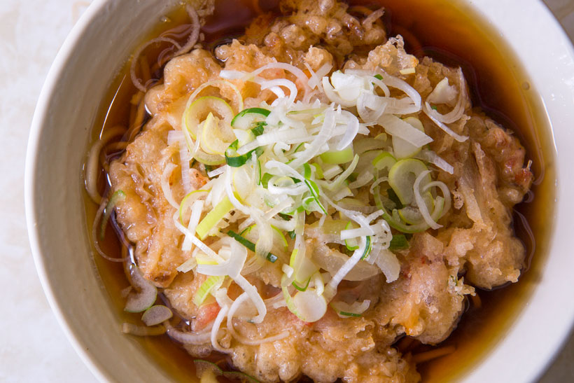 【立ち食いそば名店】ビジネスマンなら知ってて当たり前! 王道そばとラーメン×揚げ物が絶品の有楽町「新角」