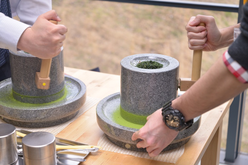 ↑研究センターがある「福寿園CHA遊学パーク」では、茶室で宇治茶体験や茶道マナーを体験できたり、石臼で抹茶を作る体験やお茶の淹れ方教室なども