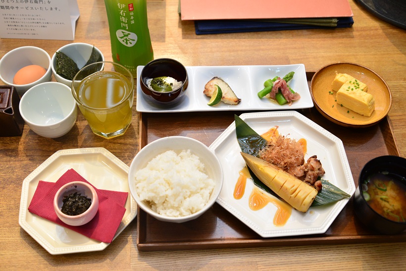 ↑”カフェを通じて新しいライフスタイルを提案していく”がテーマの「伊右衛門サロン京都」にて。メニューは「春の朝ごはん」(1490円)に、「碾茶の佃煮」(151円)と「薩摩赤玉の玉子かけごはんセット」(205円)をプラス