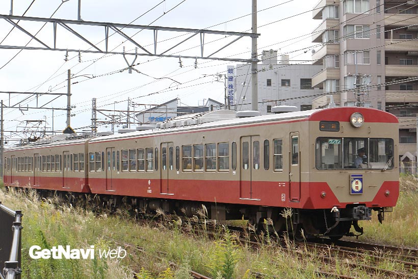 ↑正面には「赤電」の案内板が付く。近江鉄道820形は元になった西武401系の姿形を色濃く残す