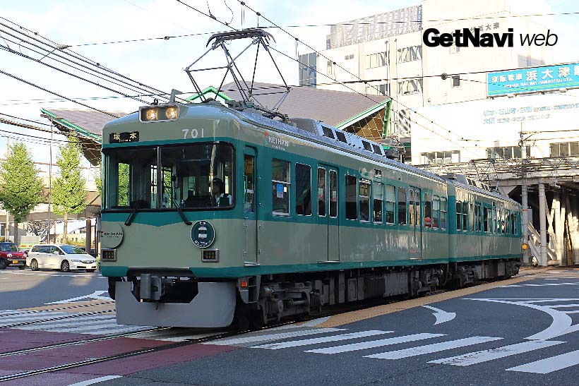 ↑浜大津駅を発車する700形リバイバル塗装車。緑2色で塗られた車体が併用軌道区間を走る