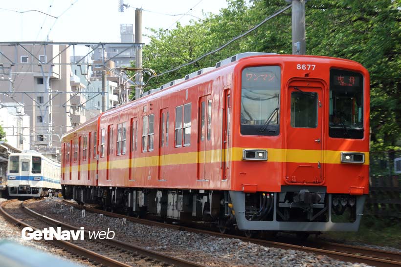 ↑「昭和30年代の通勤形電車標準色」に塗られた8000系。昭和30年代、短期間のみ使われた塗装だ