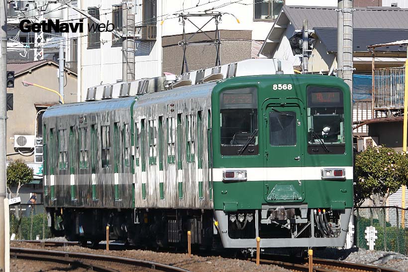 ↑こちらは緑色に白い帯の8000系。昭和30年代に登場した試験塗装車両が再現された