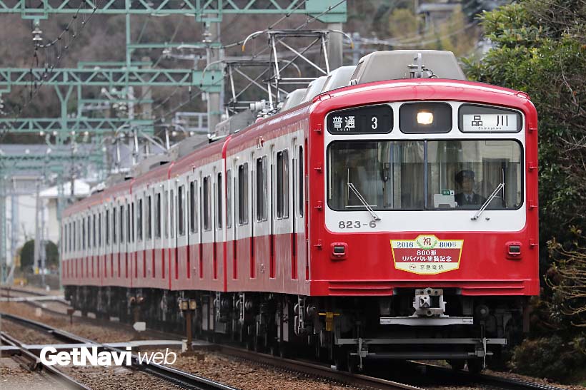 ↑通常の800形は赤一色に白い帯だが、800形リバイバル塗装車両は側面の白い部分が多くなっている
