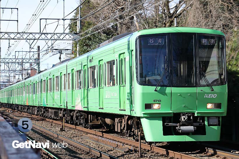 ↑京王線の電車の中では異彩を放つ高尾山ラッピング車。黄緑の車体側面には高尾山のイラストが入る