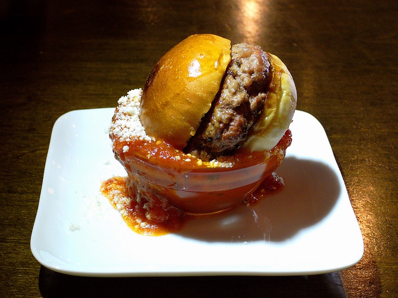 ↑酒のつまみに恰好のフィンガーフード「ダンカーズ(Dunkers)」1000円。スライダーは2個セット。ソースはトマトとクリームの2種類から選択