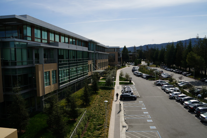 ↑米カリフォルニア州の雄大な自然の中に溶け込むNetflixの本社ビル