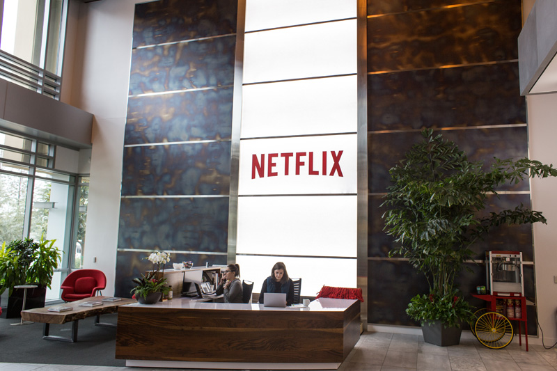 ↑広々としたレセプションにNetflixのテクノロジーが受賞したアカデミー賞／エミー賞のトロフィーが並ぶ