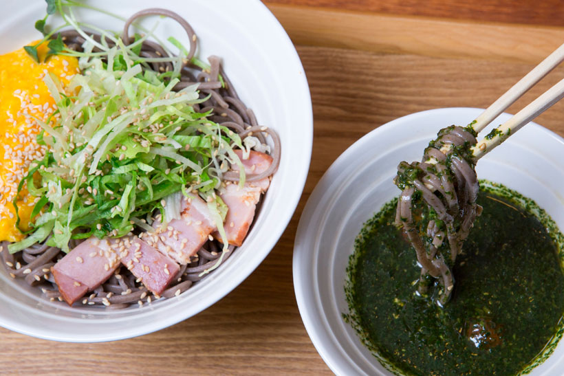 【立ち食いそば名店】そばにバジルってアリ!? 食べ応え抜群「ゴリゴリ麺」に創作つゆが楽しい半蔵門「そばうさ」