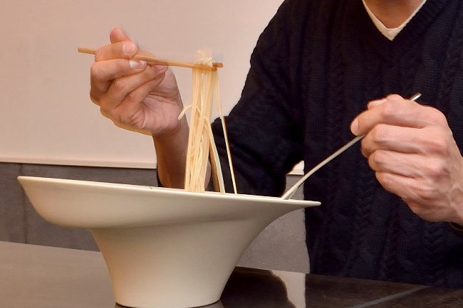 ↑玄麦は岩手県産の「ユキチカラ」で、小麦は北海道産の「春よ恋」。挽きたて豆のコーヒーが格別なように、挽きたて小麦の麺も香り高くて芳醇です