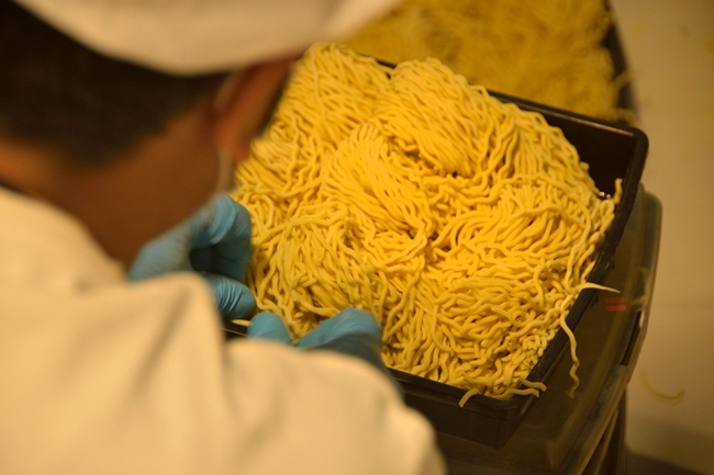 ↑系列店の麺も、MENSHOで打っています。写真は「油そばGACHI」用の製麺の様子