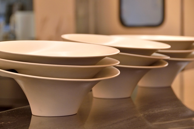 ↑ラーメン、つけ麺ともに金沢の「secca」に特注した器を使用。ラーメンの器は縁が外に広がっており、平らになった部分に具やパウダーなどを配せる形になっています