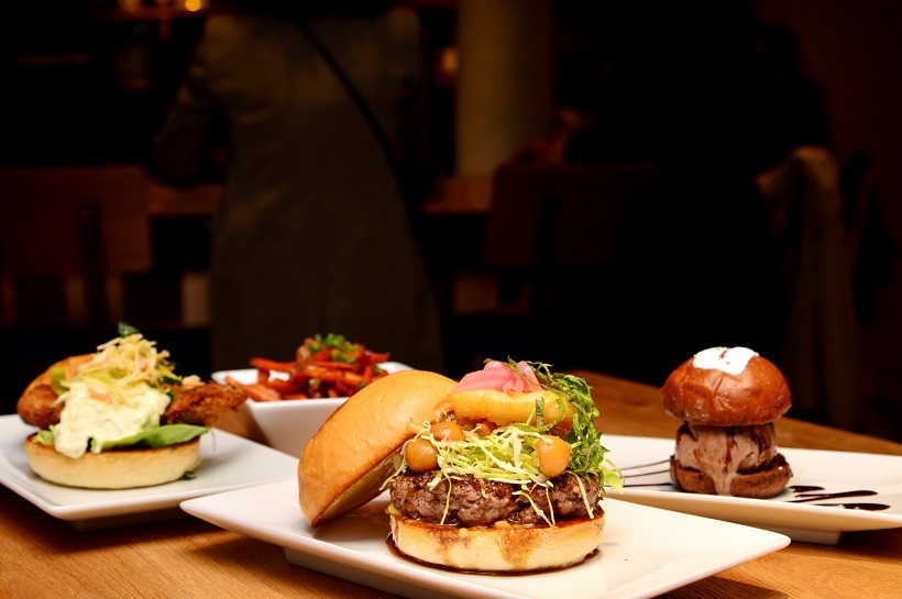“うま味”が効いた個性的な味! 話題で持ち切りの黒船「UMAMI BURGER®」は150人の大行列に