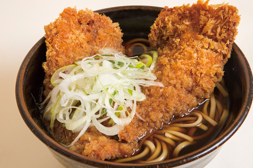 【奇跡の立ち食いそば】「紙みたいなカツ」が実は最高のほめ言葉!? うま辛つゆを吸った豚カツそばで話題の藤沢「新月」