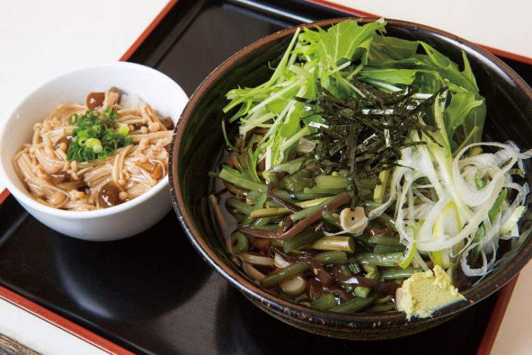 ↑冷やし山菜そば+ちびなめたけごはん(380円+100円)。たっぷりの山菜に水菜がのって、見た目もヘルシー。 追加したちびなめたけごはんのなめたけも店で手作りし ている