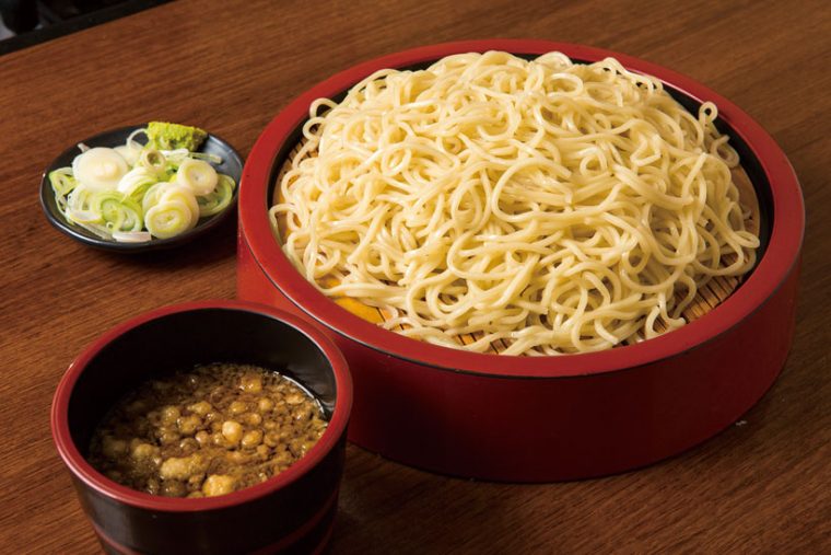 ↑中華もり(大盛)(600円)。中華麺独特の風味が意外に和風のつゆに合う。つゆにわさびを溶いて 食べるとさらにうまい。大盛りにするとボリューム満点