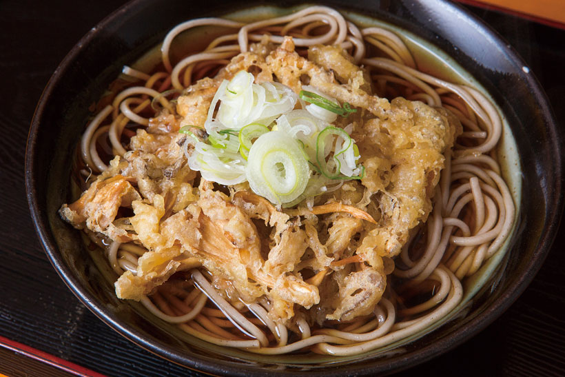 ↑まいたけ天そば(390円)。天ぷらをひと口食べれば、まいたけの独特の風味が口 の中に広がる。まいたけのうまみがしみ出して、つゆも さらにおいしくなる。