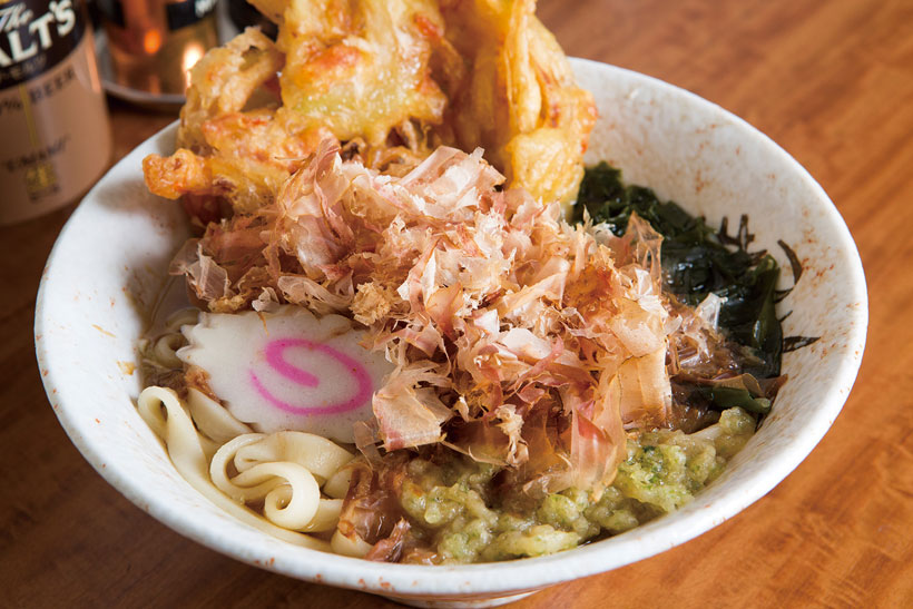 ↑きしめん+天ぷら(380円+110円)。ツルッとしたのどごしのきしめんがうまい。青のり入 り揚げ玉で風味とコクがアップ。天ぷらは玉ねぎの甘み がうれしい王道の味