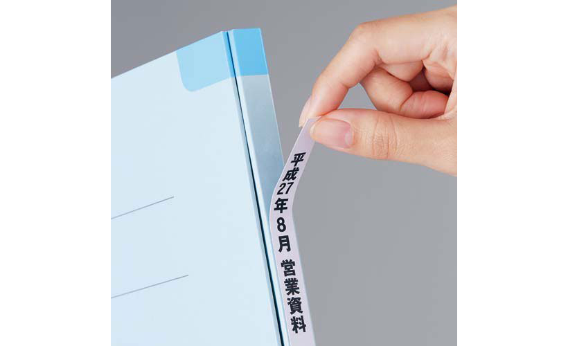 ↑表紙も背もラベルは何度でも貼りはがしOK。コツはゆっくりはがすこと