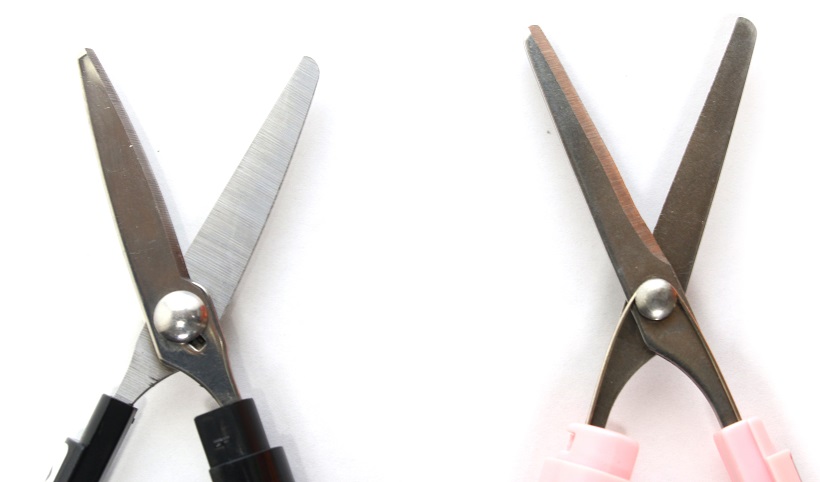 ↑ボーテ(左)と先代スティッキール(右)。進化して刃幅が広くなったため、力を入れて切る時の安定感も高い