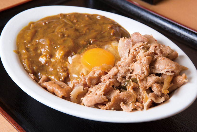 ↑スペシャル丼(玉子入り)(500円)。豚丼とカレーの合いがけメニュー。カレーはホッとす る味だがスパイスが効いていて、豚丼もしょうがが効い ている。生玉子でまろやかさをプラス