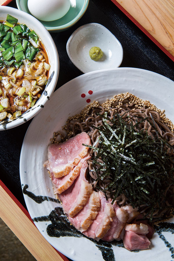 ↑鴨つけそば(880円)。鴨肉は中がほんのり桜 色でベストな火の通り加 減。つけ汁にニラが入っ て風味を格段に高めてい る