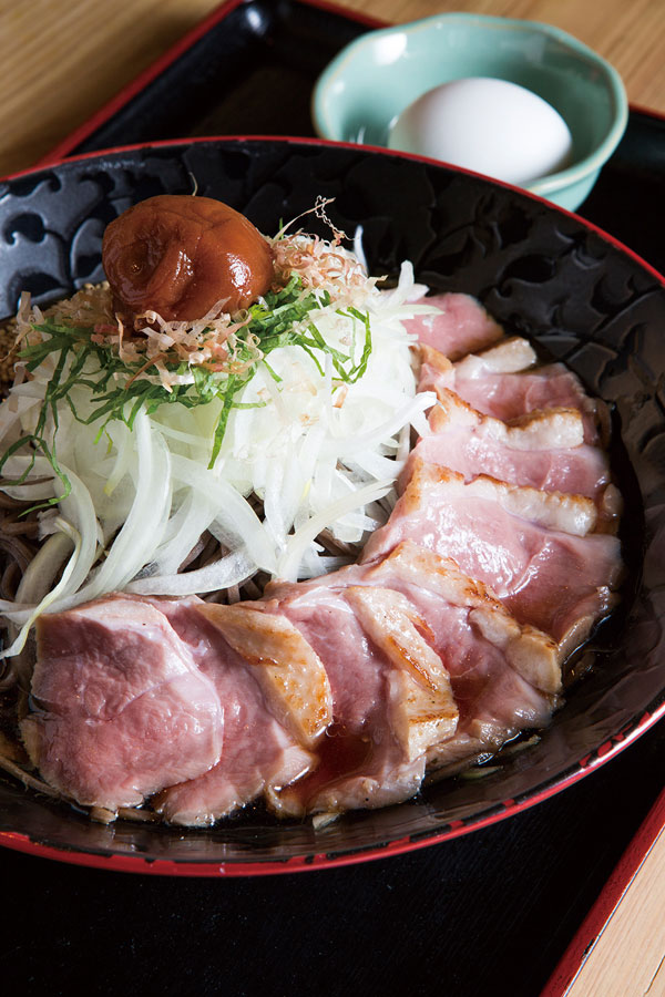 ↑鴨ネギと梅のそば(880円)。4月〜10月の夏季 限定メニューで、つけそ ばのつゆにお酢を少し加 えている。さらに梅が加 わって、よりさっぱりした 味に