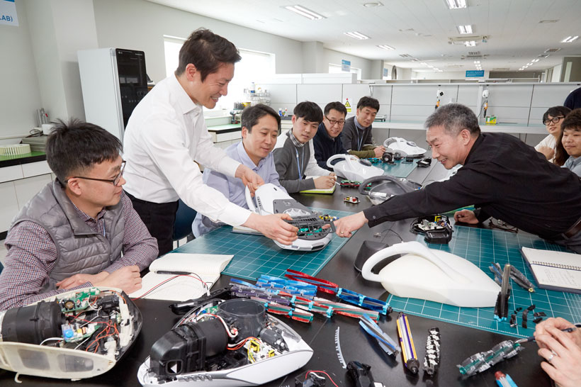 ↑開発チームとディスカッションを行う李氏