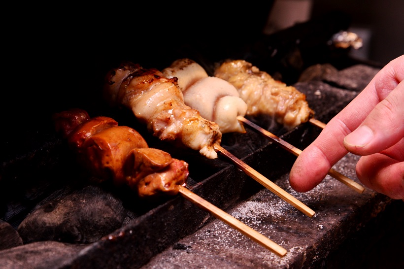 ↑弾力が豊かでコクとうまみが濃厚な伊達鶏を使用。焼き方は火傷のリスクが伴うことで高度な技術が求められる、強火の近火でおいしさを閉じ込めるとともに香ばしく仕上げます