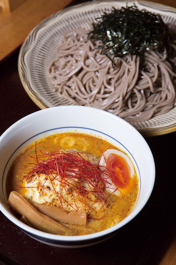 ↑カレーチーズつけ蕎麦(900円)。とりそばのスープに豆 乳やカレーのスパイスな どを加えたスープが絶妙