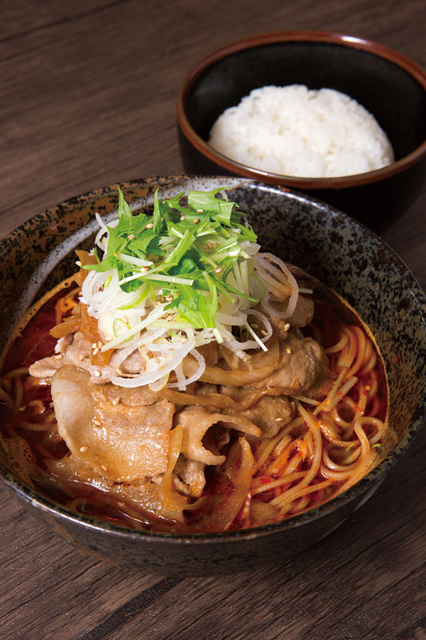 ↑旨辛肉そば(850円)。豆板醤と甜麺醤、練り ごまが入って、うまみと 辛みに奥行きがある味わ い。豚肉も150g入って いて大満足だ