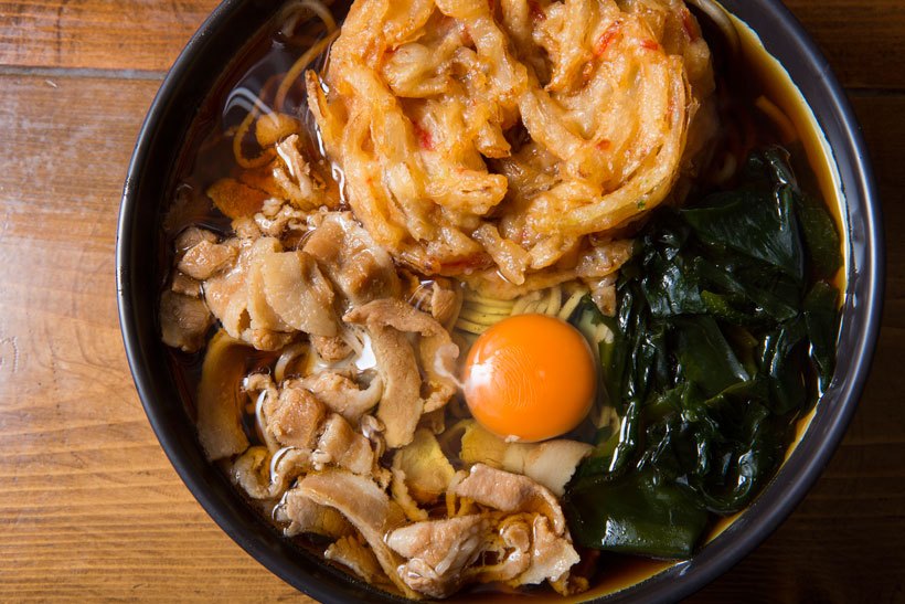 ↑松吉そば(500円)。店名を冠した「松吉そば」はミニかき揚げと豚肉、わかめ、玉子をトッピング。かき揚げは玉ねぎの甘さがすごく、豚肉はあっさり甘く煮込まれている