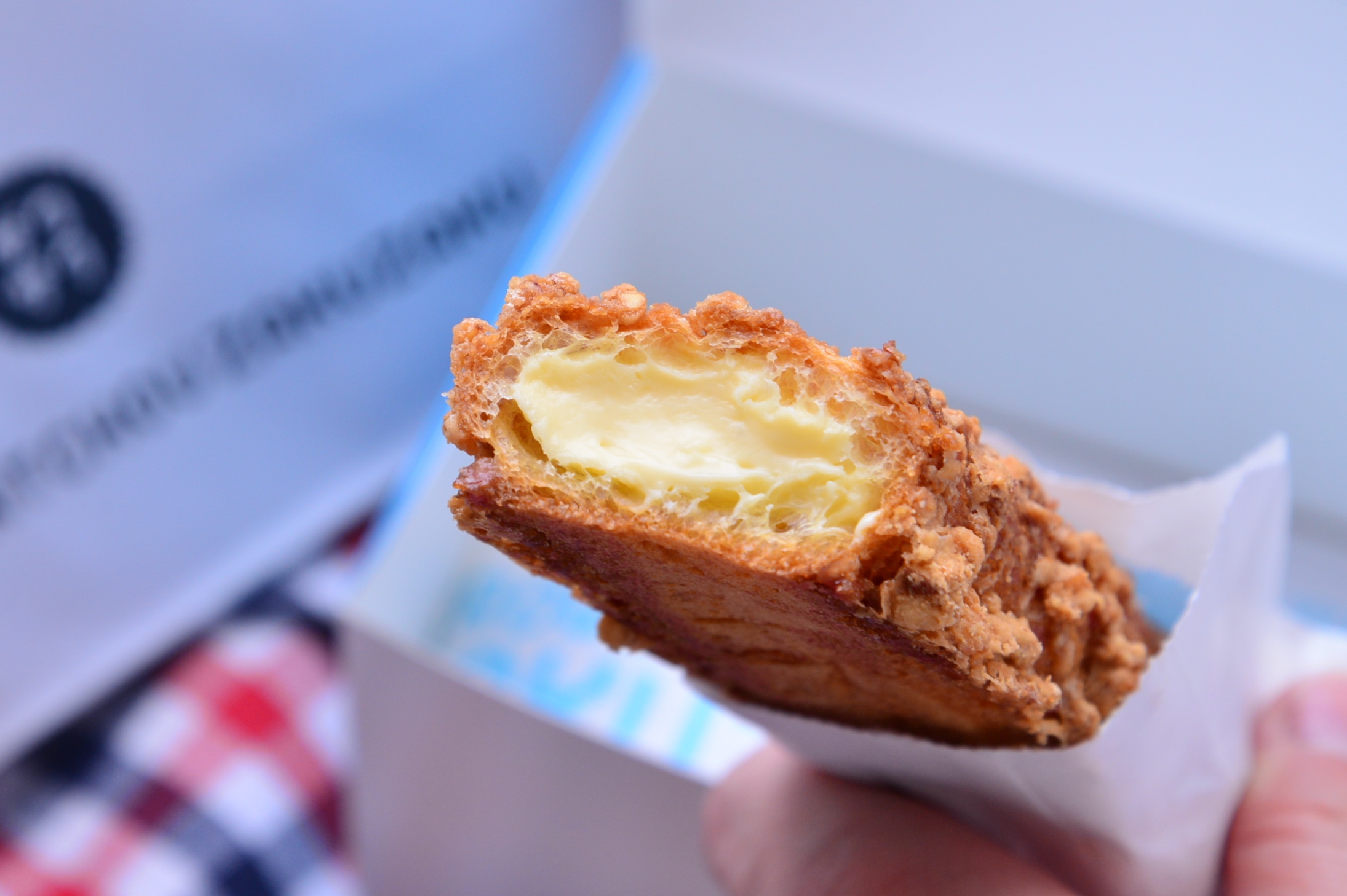 ↑毎日店頭で焼き上げられるクロッカン生地のザクザク食感と、北海道産の放牧牛乳で作ったフレッシュでなめらかなカスタードクリームの風味が楽める