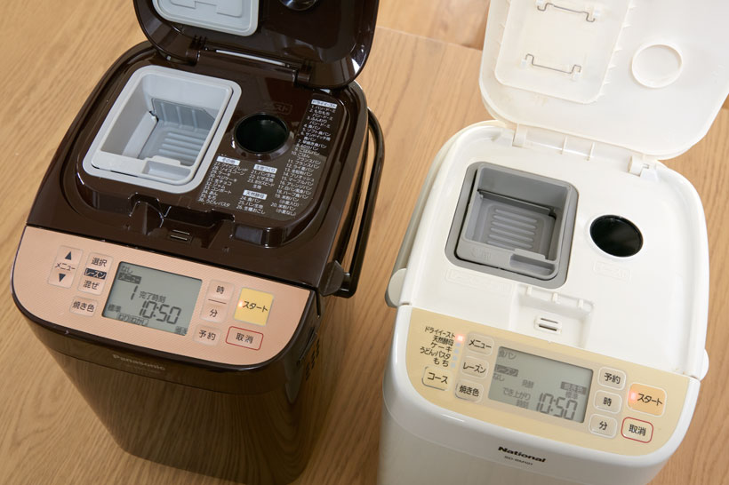 ↑上フタを開くと、イーストを自動投入できる「イースト容器」と、レーズン・ナッツ容器があるのも同じ。ただ、具材容器は少し大きくなっているようです。ナッツなどがたくさん入れられるのはうれしいです