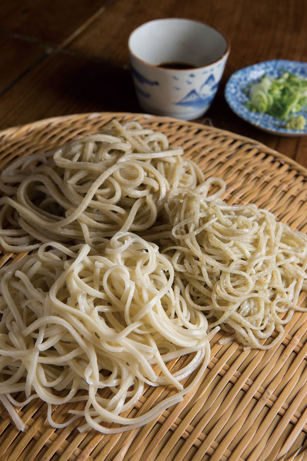 ↑3種盛り(1000円)。.3 種類のそばを食べ比べら れるのがうれしい。つゆ はかつお節や昆布などの 柔らかいうまみがある、 キリッとした辛口