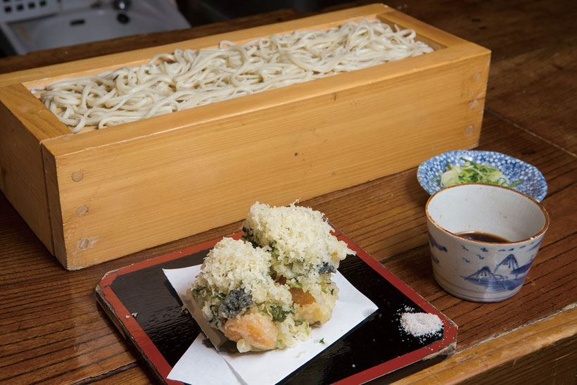 ↑天もり・一種(御膳盛り)(1000円)。芝えびのかき揚げが付 いた天もりを更科そばで。 かき揚げはえびのうまみ が濃く、衣もふわふわサ クッと揚がっていた