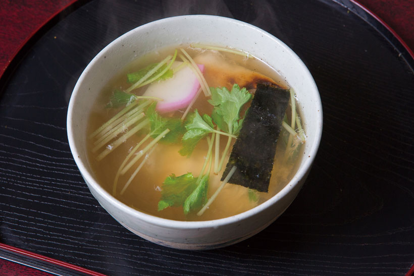 ↑玉子ぞうに(400円)。すっきり上品な味のつゆの中に餅と半熟玉子が入った雑煮。きめ細か な餅にトロトロの黄身をつけて食べると、えも言われぬおいしさ